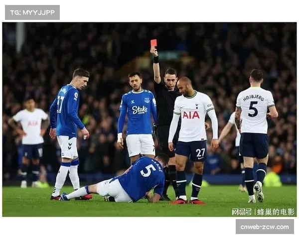 十人埃弗顿客场1-0爆冷胜曼联,霍尔世界波制胜