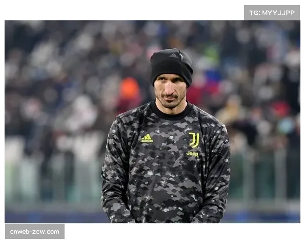 特写：39岁基耶利尼现场观战，目睹尤文失利后神情凝重